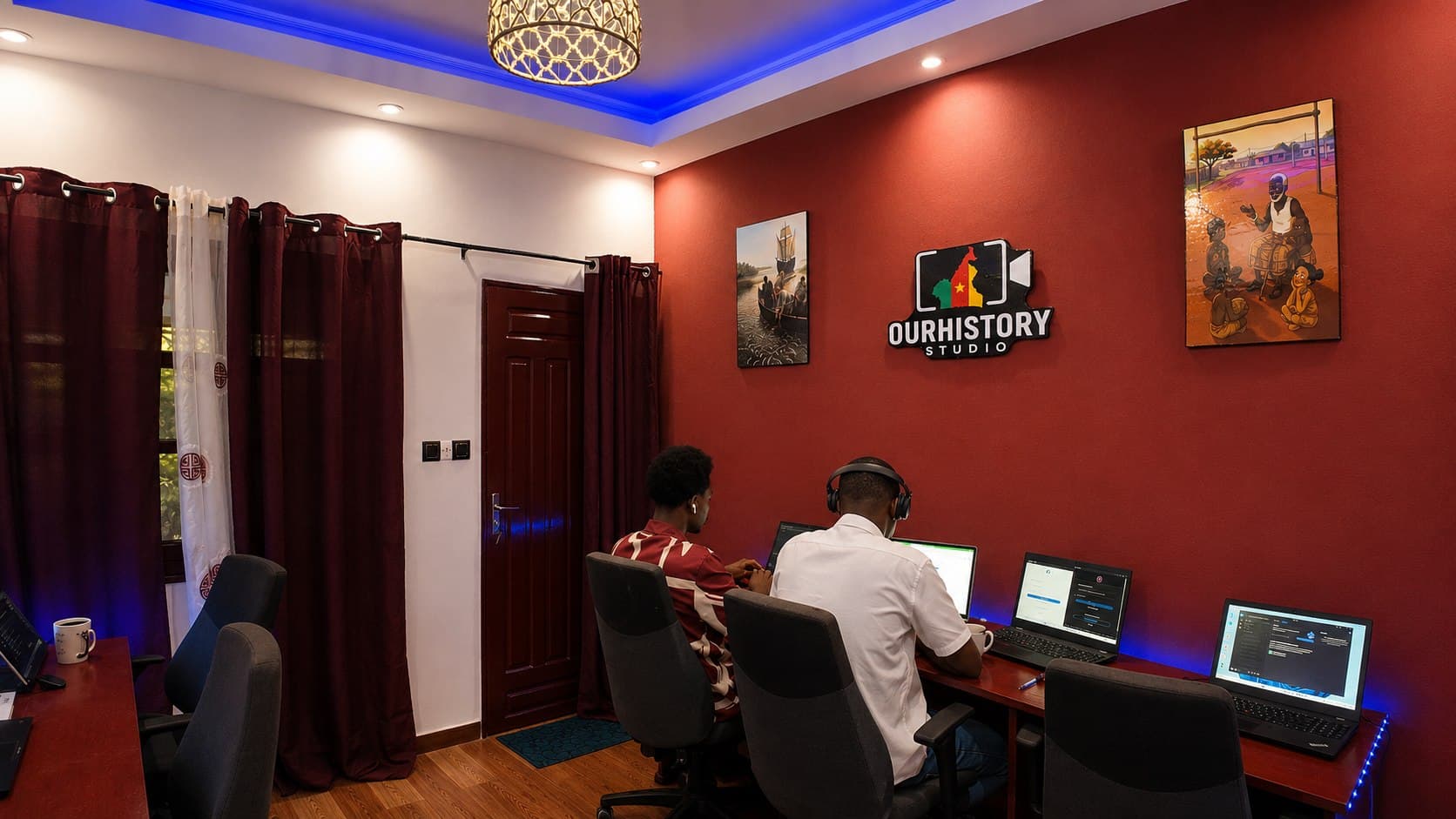 Deux membres de l'équipe OurHistory Studio travaillent sous l'enseigne du studio à Douala.