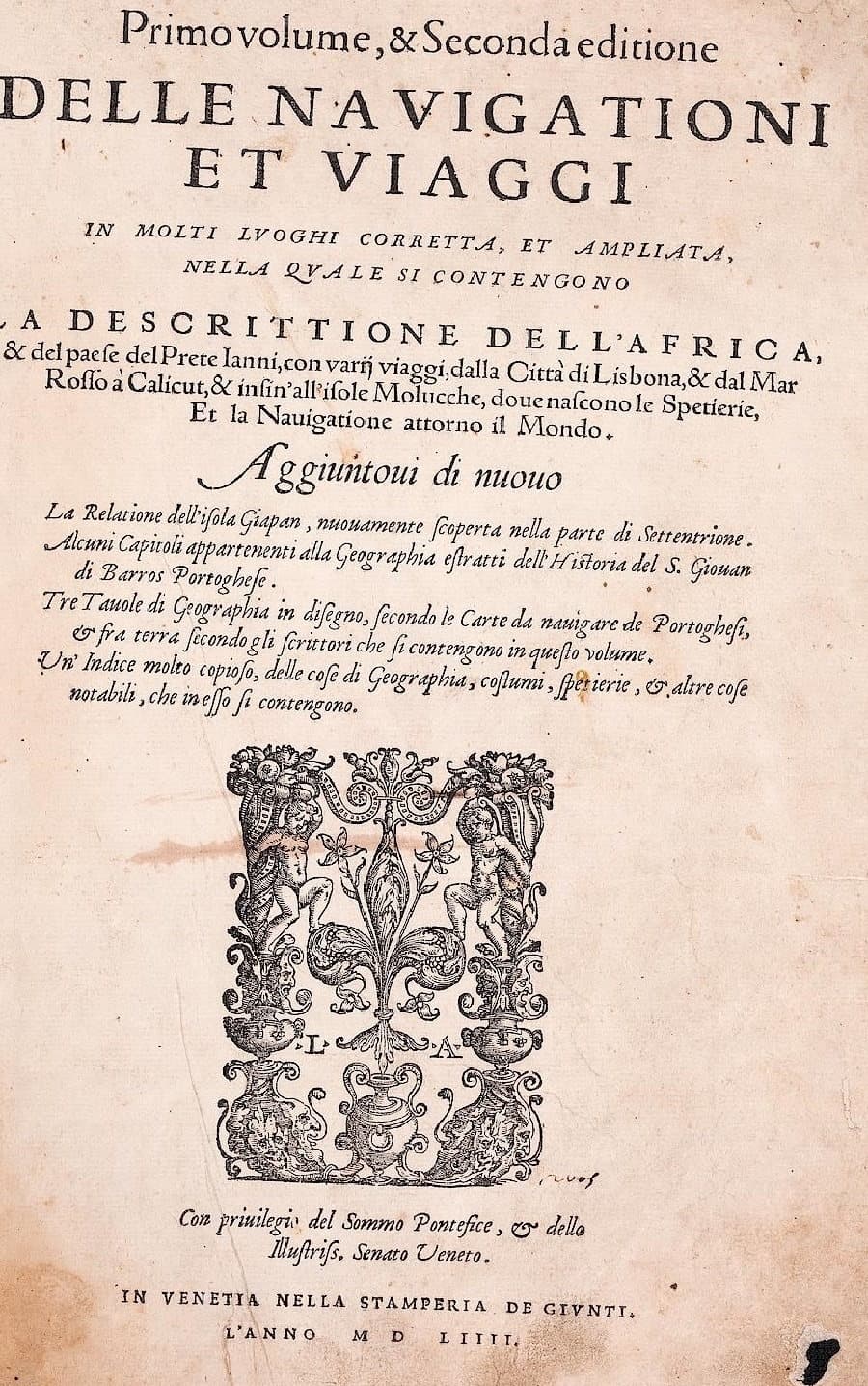 Page de titre imprimée en 1554 à Venise, en italien, annonçant la Descrittione dell'Africa parmi les récits de voyage réunis par Ramusio