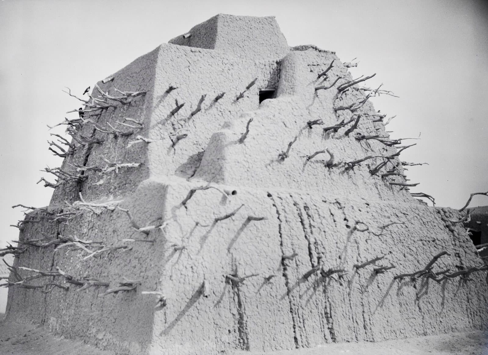 Photographie ancienne en noir et blanc de 1930-1931 montrant la pyramide de terre du tombeau d'Askia à Gao, hérissée de pièces de bois