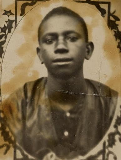 Photographie ancienne, format médaillon, d'un jeune garçon : Cheikh Anta Diop enfant, au Sénégal en 1937.