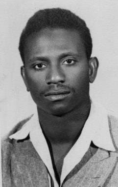 Portrait photographique en noir et blanc d'un jeune homme en veste, Cheikh Anta Diop, à la fin des années 1940.