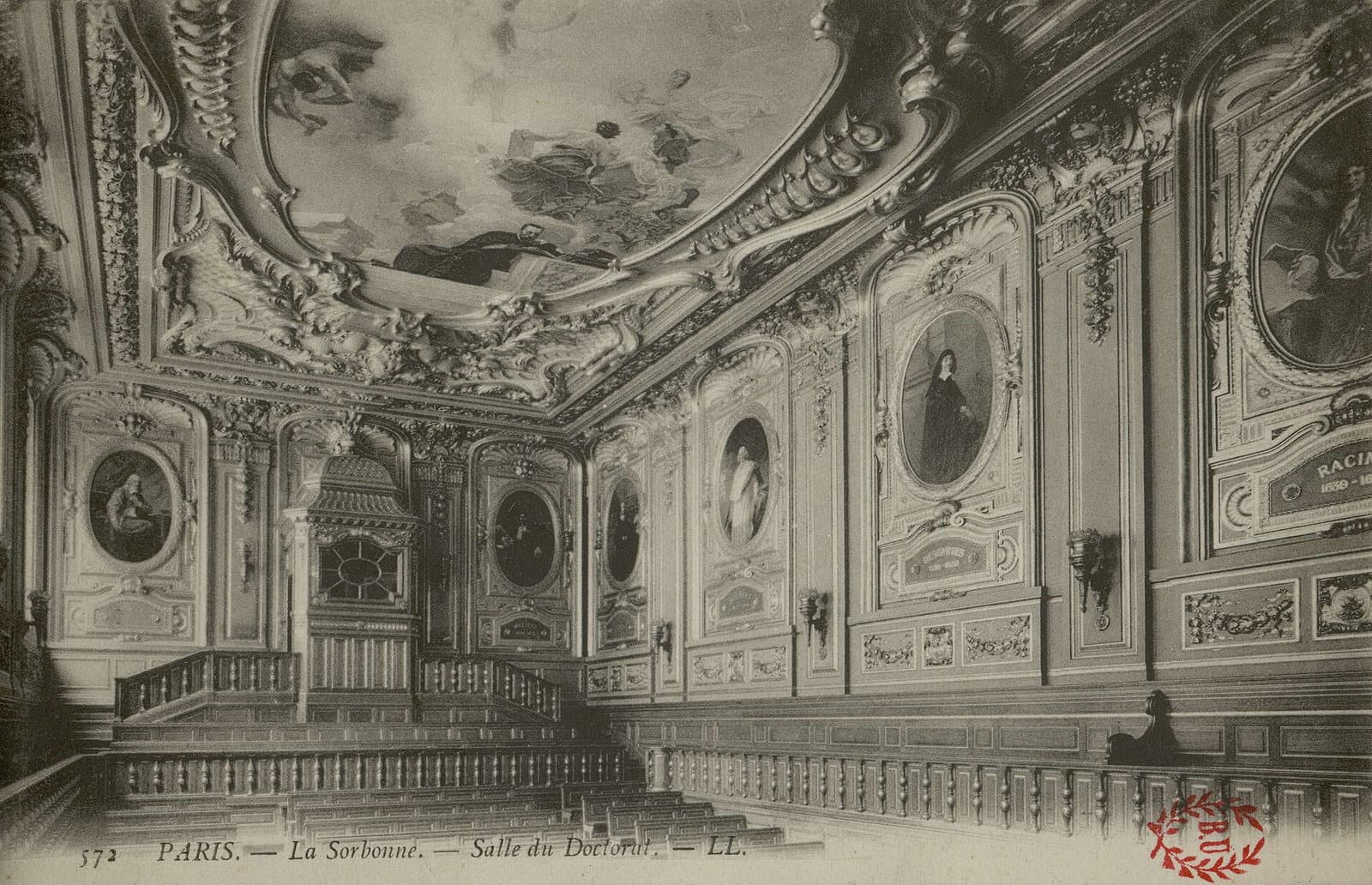 Carte postale ancienne montrant l'intérieur richement décoré et les portraits muraux de la salle Louis-Liard, à la Sorbonne, à Paris.