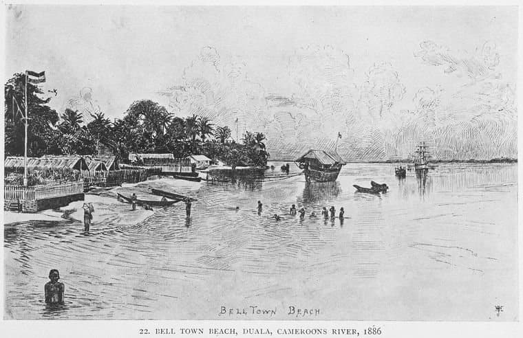 Photographie ancienne en noir et blanc d'une plage boisée au bord d'un fleuve à Douala, avec des pirogues sur la rive, en 1886.