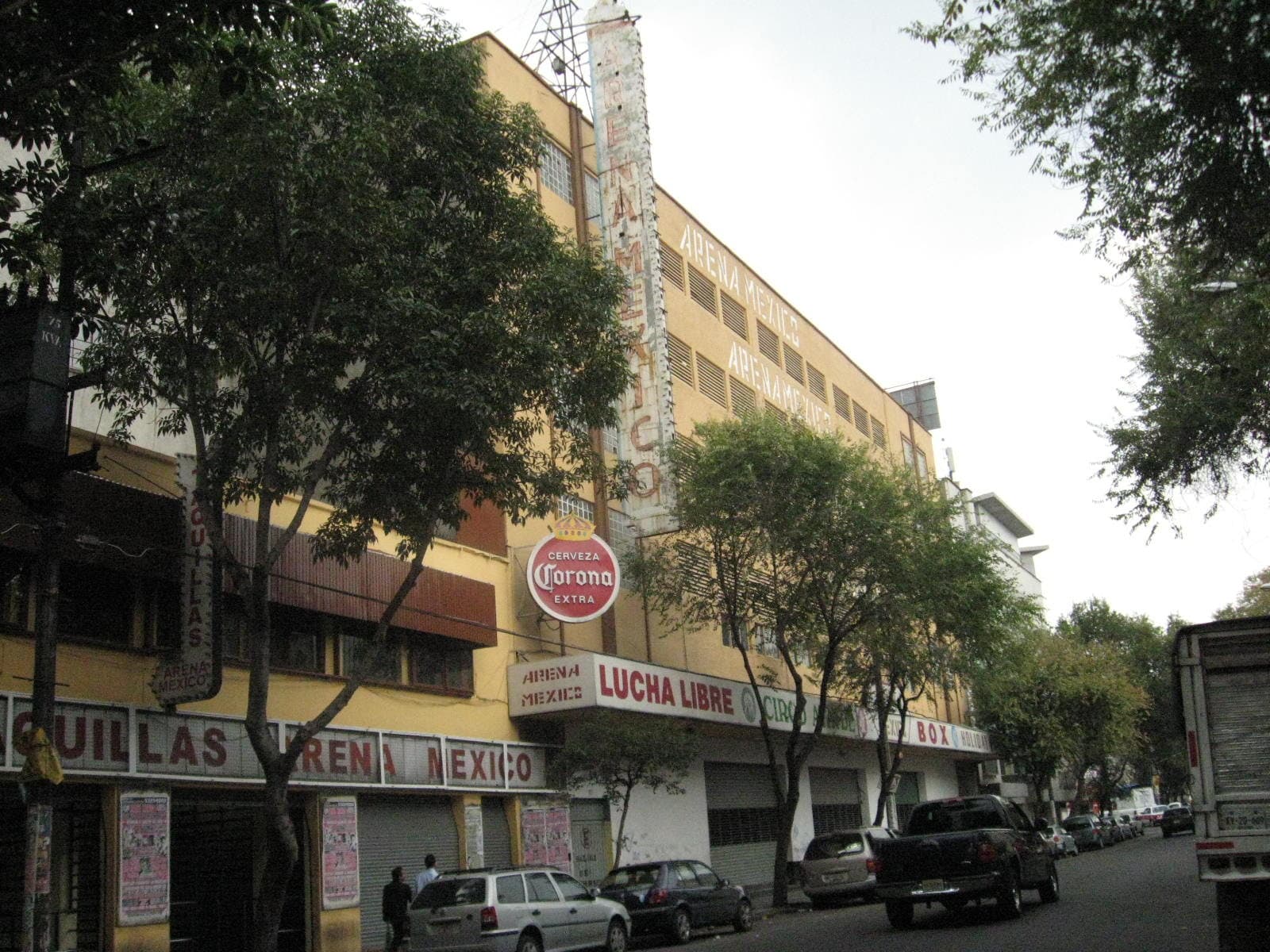 Façade extérieure en béton de l'Arena México, à Mexico, avec son enseigne