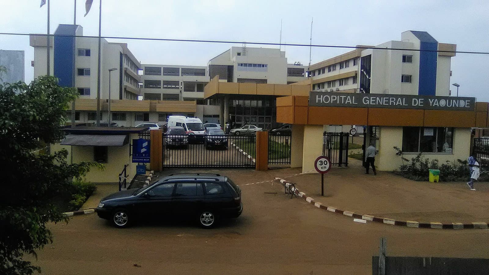 Façade extérieure de l'Hôpital général de Yaoundé