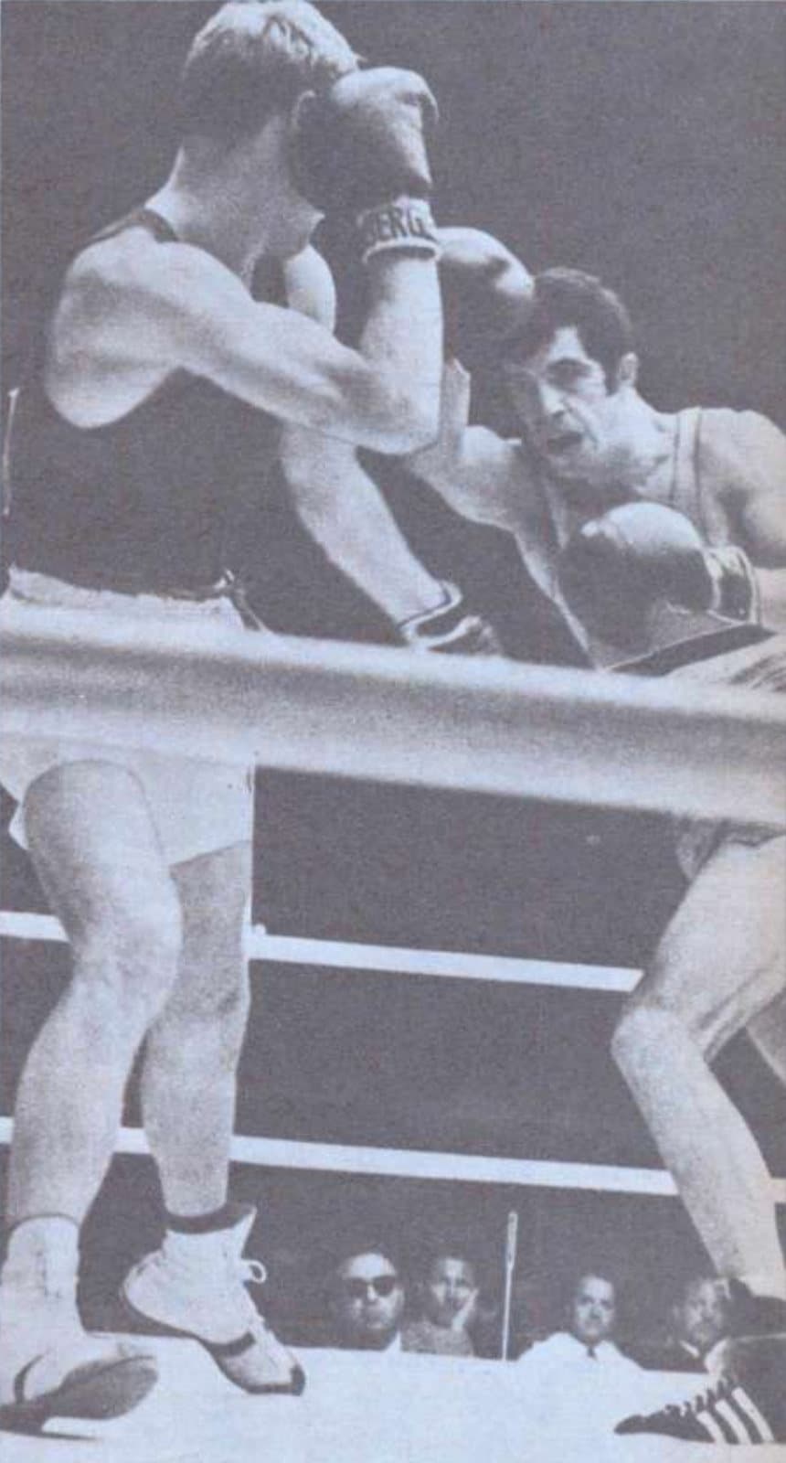 Photographie noir et blanc de deux boxeurs amateurs, Manfred Wolke et Victor Zilberman, aux championnats d'Europe de boxe de 1969