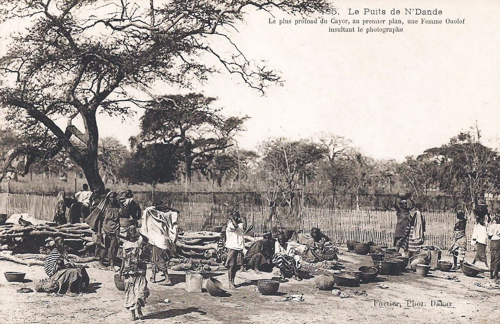 Photographie ancienne en noir et blanc d'un puits traditionnel dans la région du Cayor au Sénégal, début du XXe siècle