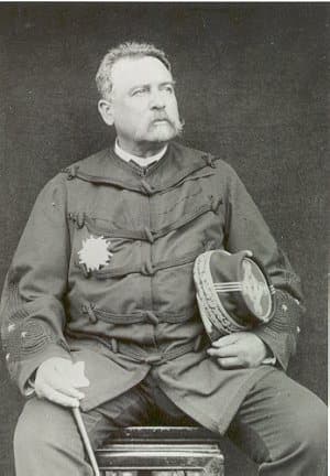 Portrait photographique en noir et blanc du général Louis Brière de l'Isle en uniforme