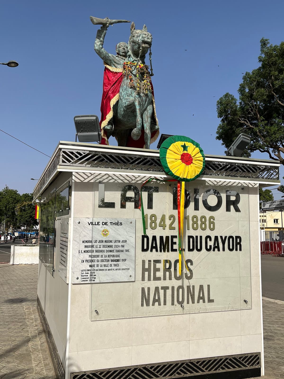 Statue équestre monumentale de Lat Dior à Thiès, au Sénégal, sous un ciel bleu