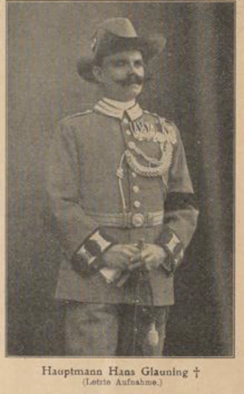 Portrait en noir et blanc du capitaine allemand Hans Glauning en uniforme colonial, moustache et chapeau, 1908.