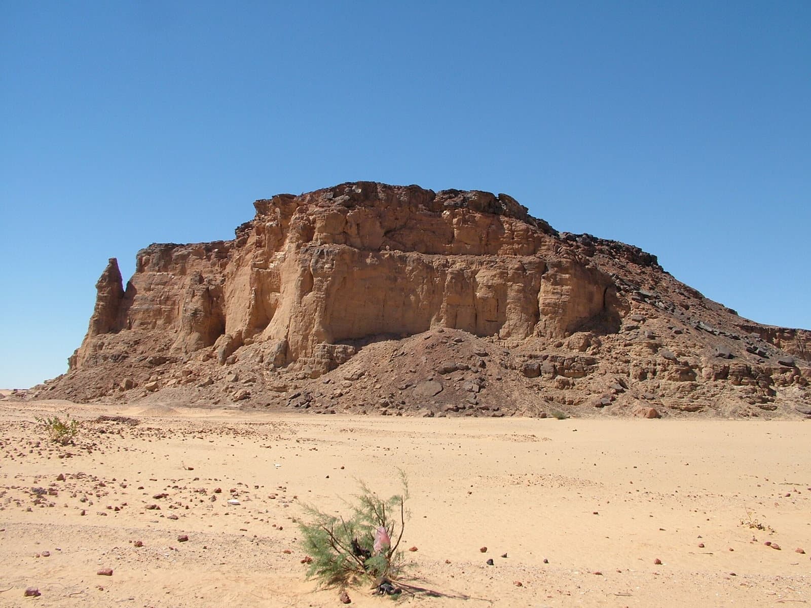 Vue du Gebel Barkal, montagne isolée du désert nubien avec son pinacle rocheux caractéristique, au Soudan.