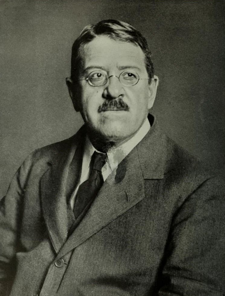 Portrait photographique en noir et blanc de l'égyptologue George Andrew Reisner.