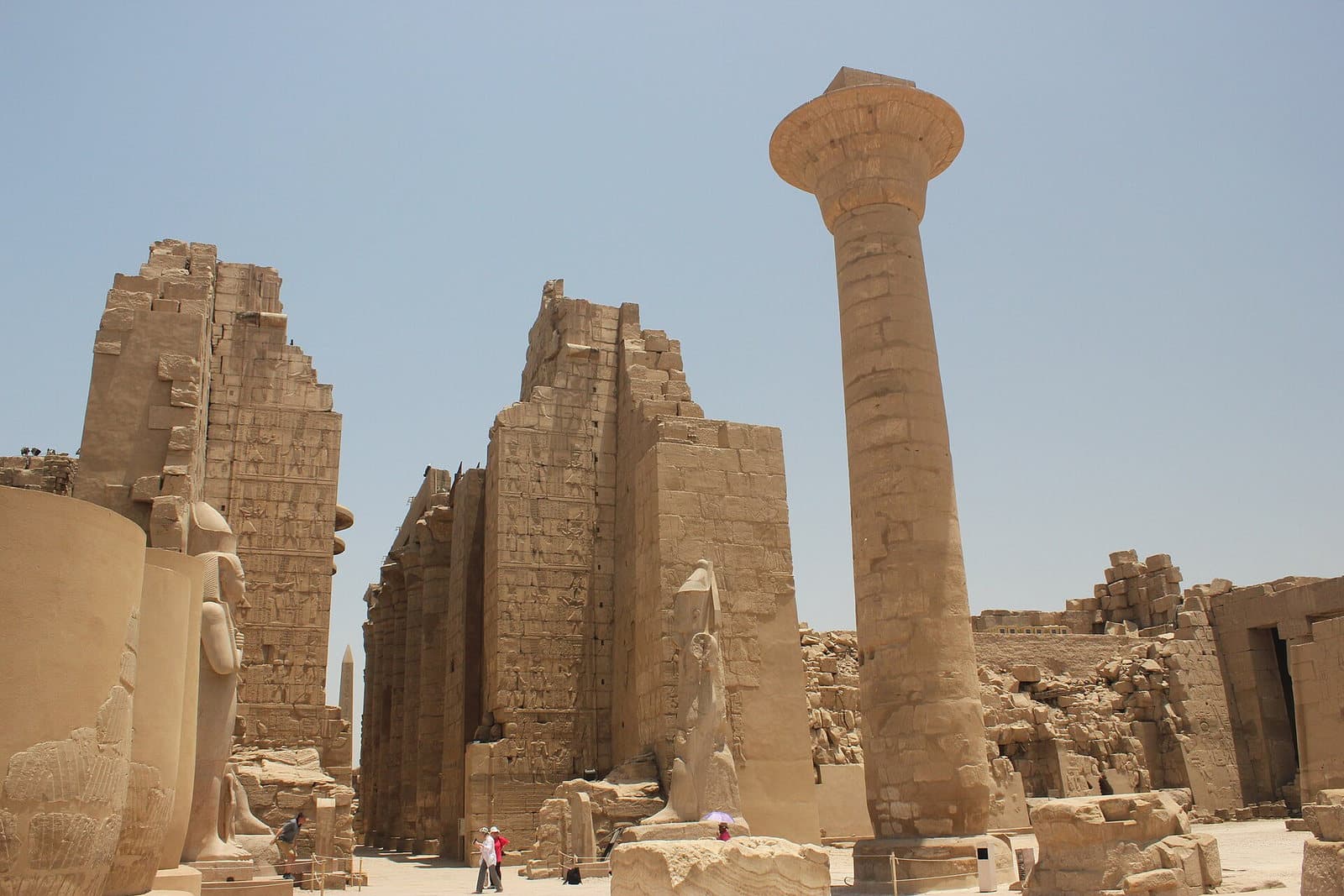 Vue du kiosque de Taharqa à Karnak, avec sa colonne monumentale encore debout au milieu des vestiges du temple.