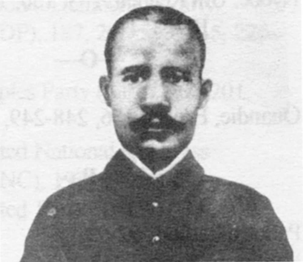 Portrait en noir et blanc de Martin-Paul Samba, chef bulu, en buste.
