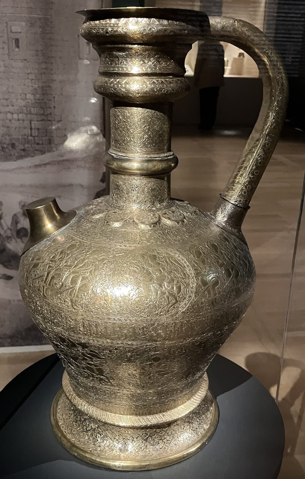 Aiguière métallique ornée portant le nom du sultan al-Nasir Muhammad