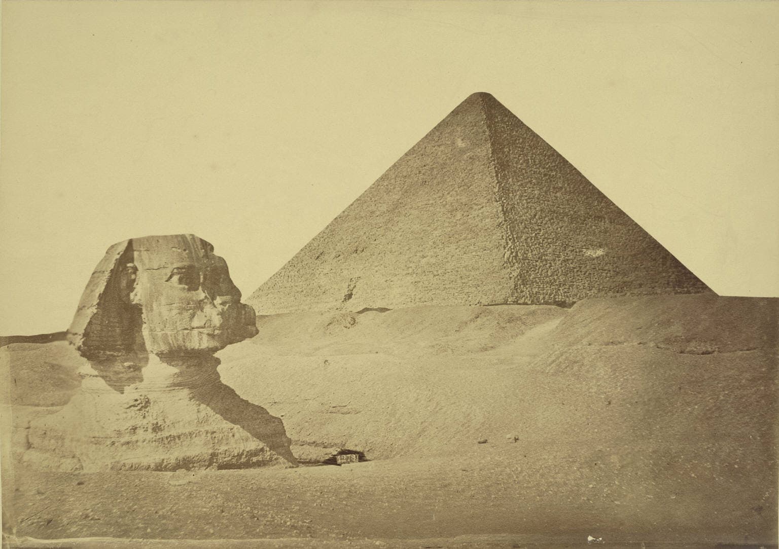 Photographie ancienne en noir et blanc des pyramides de Gizeh et du Sphinx