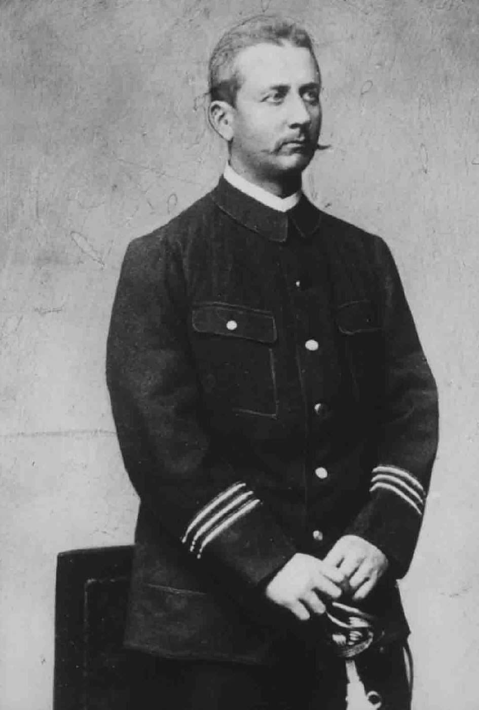 Portrait en buste d'un officier allemand moustachu en uniforme sombre, photographie du XIXe siècle.