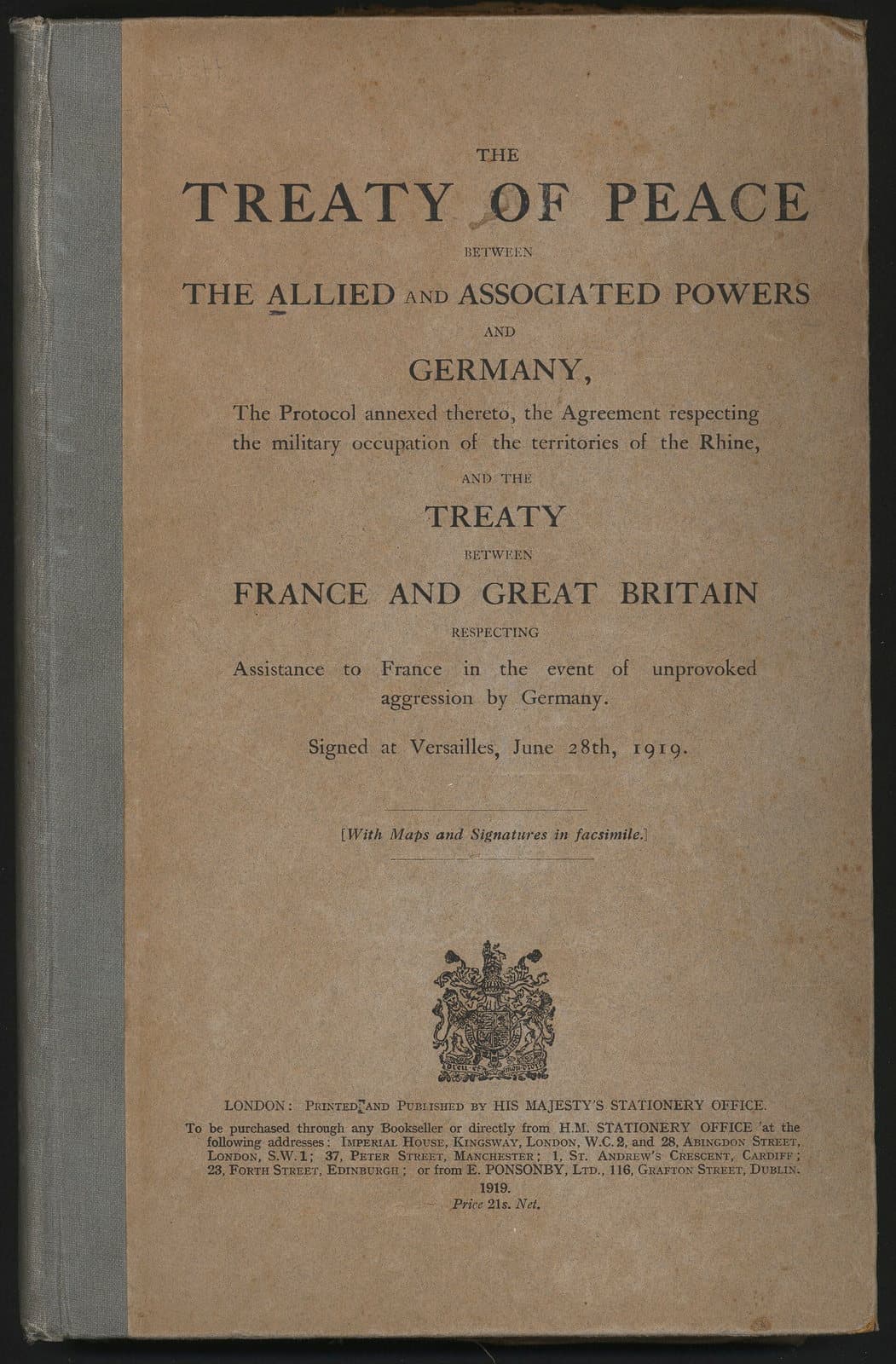 Couverture beige d'un livret imprimé en 1919 : « The Treaty of Peace between the Allied and Associated Powers and Germany », signé à Versailles le 28 juin 1919.