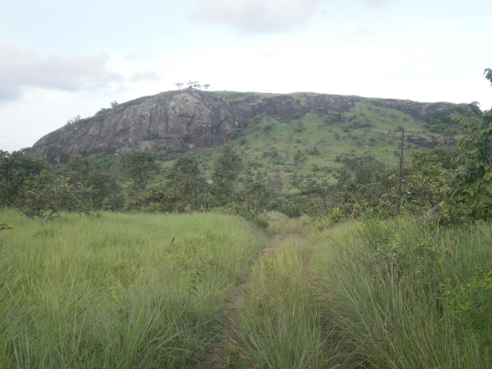 Entrée de la grotte de Ngog Lituba au Cameroun, vue depuis la route