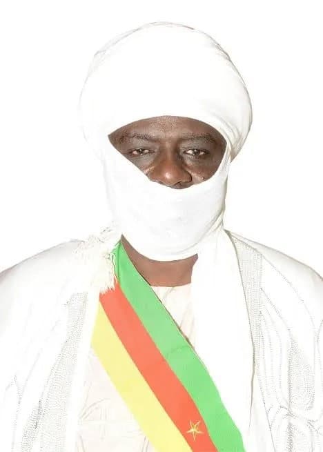Portrait d'Aboubakary Abdoulaye, lamido de Rey Bouba et président du Sénat du Cameroun, en boubou et turban blancs.