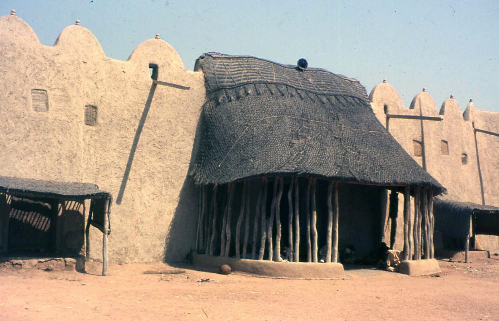 Vue du lamidat de Rey-Bouba, bâtiments en terre derrière la muraille, photographie de 1974.