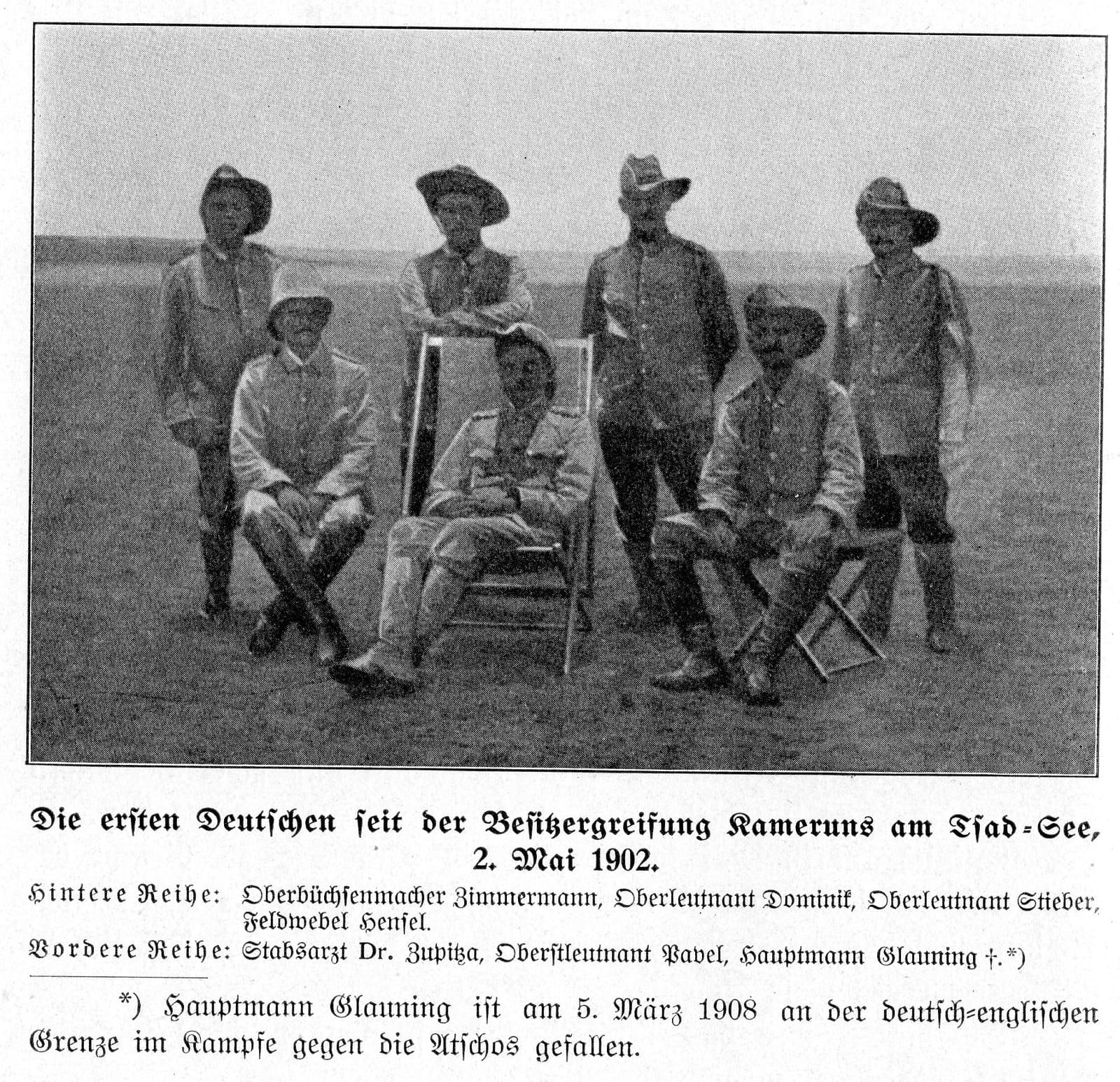 Membres coloniaux allemands de la Schutztruppe du Kamerun posant au bord du lac Tchad, 1902.