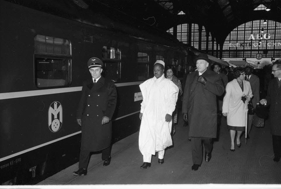 Ahmadou Ahidjo accueilli à la gare de Kiel en 1963