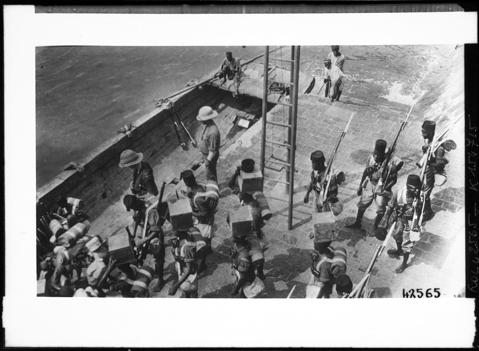 Soldats britanniques embarquant sur un navire à Freetown en 1914