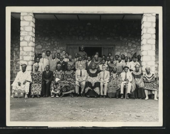 Groupe de délégués posant devant le Bamenda Community Hall en mai 1956