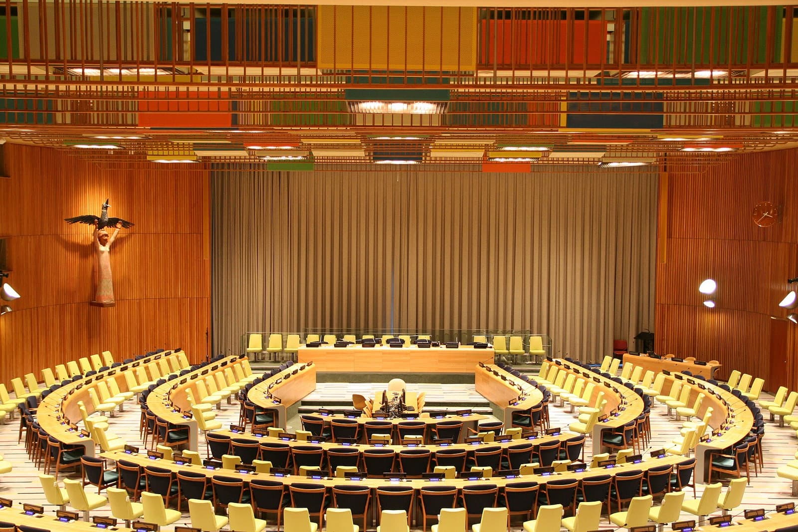 Salle du Conseil de tutelle des Nations unies à New York, sièges disposés en arc de cercle face à la tribune